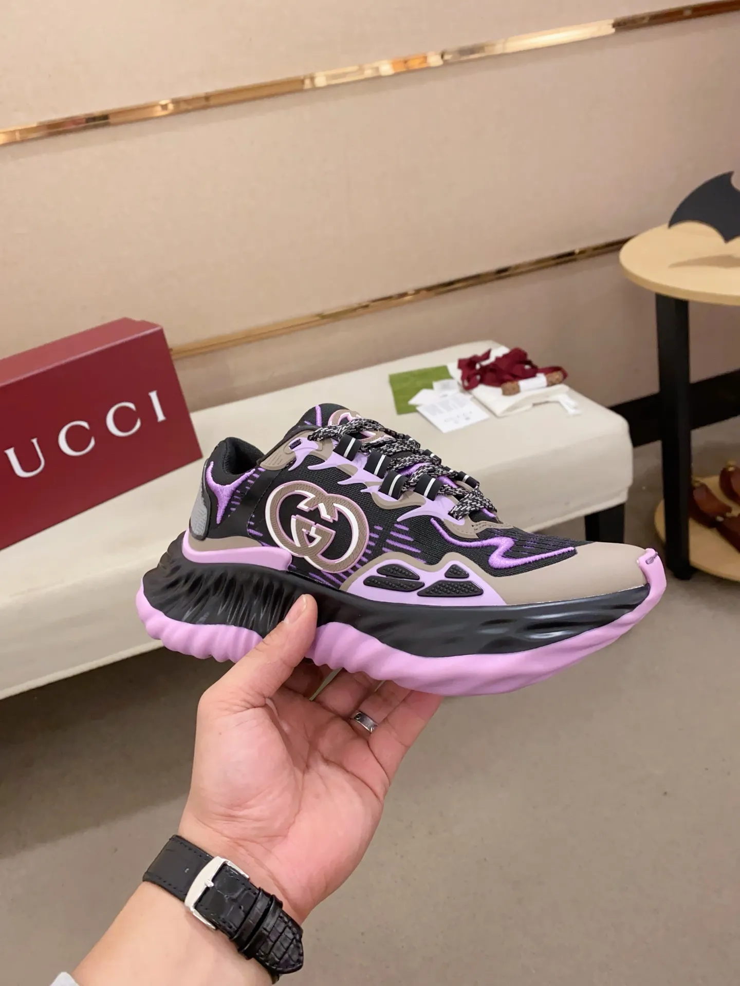 Men's shoes💰: 840💰High version of Gucci series couple's thick-soled sneakers! Gucci Gucci wave shoes Gucci's new designer has brought a new design, with a more comfortable foot feel and a new wave design. GUCCI's new Ripple wave shoes have an upper made of soft nappa leather and mesh. The foamed TPU midsole provides excellent comfort and feels like falling into the clouds. This new sports shoe adopts a thick-soled design, with a stitched leather upper and mesh, showing a full sense of technology. The two major brand logo details, the 3D-effect interlocking Double G leather patch and the Gucci letter metal hardware, inject a dazzling texture into the overall design. These shoes are crafted from silver metallic leather. Silver metallic leather, leather piping mesh details, Gucci lettering metal hardware, interlocking double G patch, lightweight rubber sole, top stitching and comes with a pair of shoelaces. Size: Women's 35-40 (can be customized to 34.41).        Male 39-44 (38.45 can be customized).